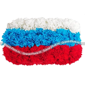 Композиция из белых, синих и красных хризантем